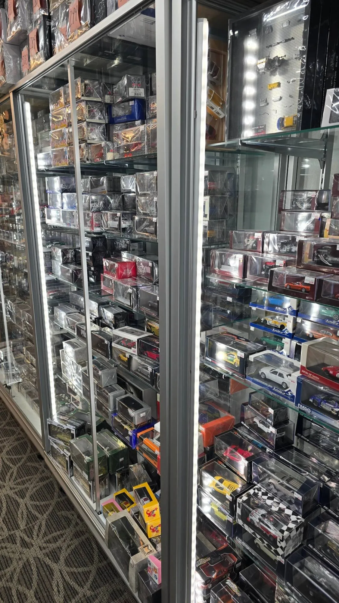 Vitrines de voitures miniatures collector dans une boutique japonaise